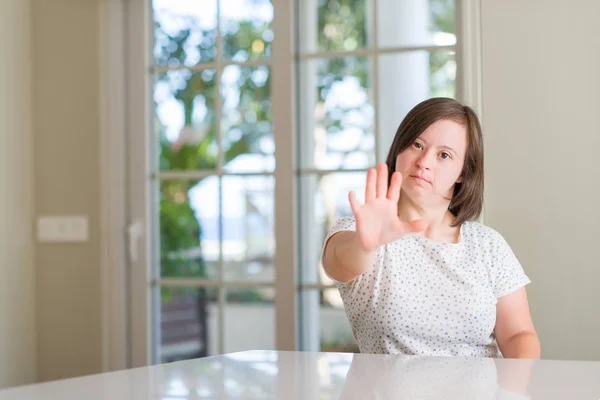 Sindrome Donna Casa Con Mano Aperta Facendo Stop Segno Con — Foto Stock