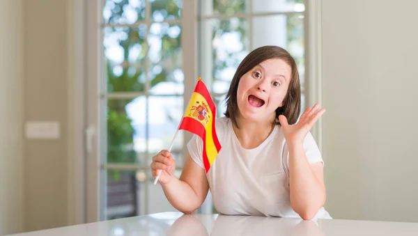 Mulher Síndrome Casa Segurando Bandeira Espanha Muito Feliz Animado Expressão — Fotografia de Stock