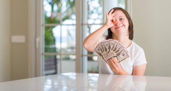 Mulher Síndrome Casa Segurando Dólares Com Rosto Feliz Sorrindo Fazendo — Fotografia de Stock