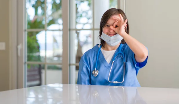 Donna Sindrome Indossando Uniforme Infermiera Con Volto Felice Sorridente Facendo — Foto Stock