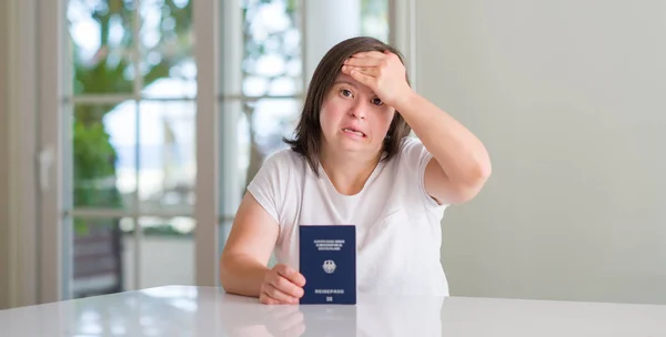 Downa Kobieta Domu Niemieckim Paszportem Podkreślił Ręki Głowie Szoku Wstydem — Zdjęcie stockowe