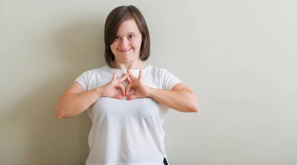 Mulher Síndrome Sobre Parede Sorrindo Amor Mostrando Símbolo Coração Forma — Fotografia de Stock