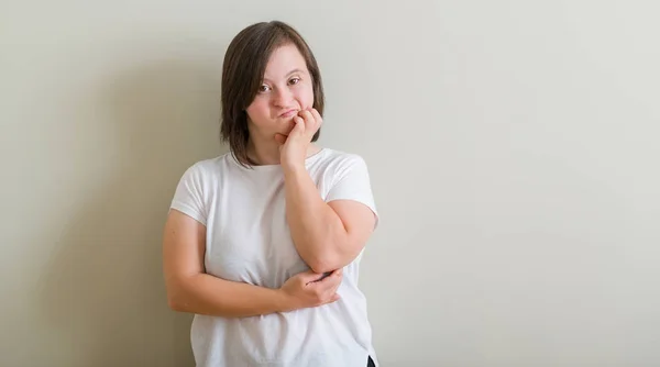 Donna Sindrome Piedi Sopra Parete Cercando Stressato Nervoso Con Mani — Foto Stock