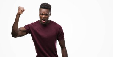Genç Afrikalı-Amerikalı adam öfkeyle, çılgın ve yükseltilmiş eliyle diye bağıran rahatsız ve hayal kırıklığına uğramış öfke kavramı bağırarak