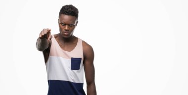 Kamera ve size, el işareti, pozitif ve kendinden emin bir jest ön parmak ile işaret genç Afro-Amerikan adam