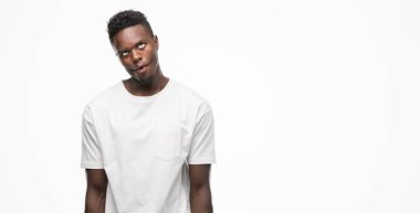 Beyaz t-shirt yapma balık yüz dudaklı, çılgın ve komik bir jest giyen genç Afro-Amerikan adam. Komik ifade.