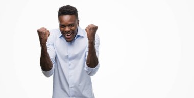 Duygu tezahürat gurur çığlık ve zafer ve başarı çok heyecanlı, kutlama bir gömlek giymiş genç Afro-Amerikan adam