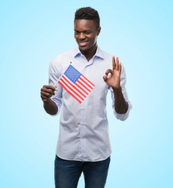 ABD bayrağı parmak, mükemmel sembolü ile ok işareti yapıyor tutan genç Afro-Amerikan adam