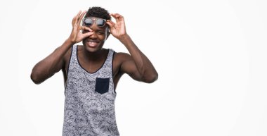 Mutlu yüz el parmaklarının arasından seyir göz üzerinde ok işaretiyle yapıyor gülümseyen genç Afro-Amerikan adamla