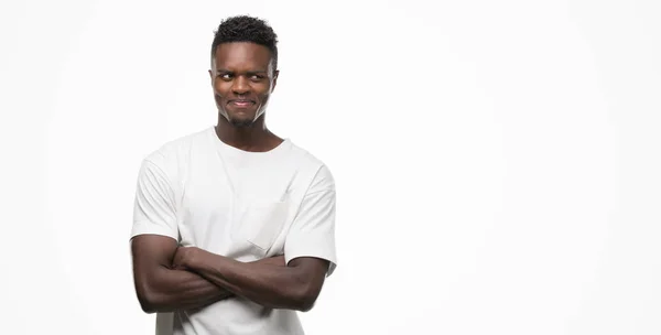 Joven Afroamericano Hombre Vistiendo Camiseta Blanca Sonriendo Mirando Lado Mirando —  Fotos de Stock