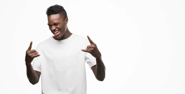 Молодий Афроамериканець Людиною Носіння Біла Маєчка Кричати Crazy Вираз Робити — стокове фото