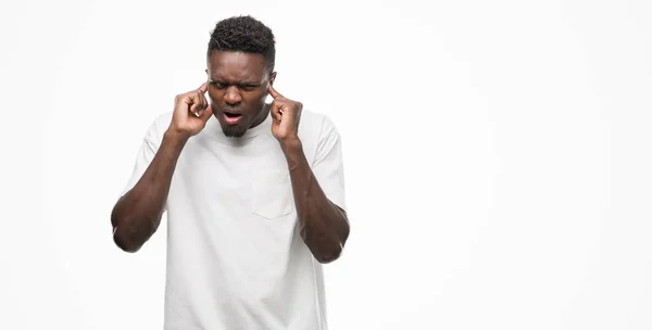Jonge Afro Amerikaanse Man Dragen Witte Shirt Bedekking Oren Met — Stockfoto