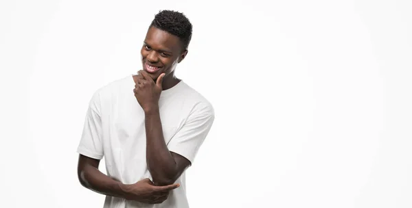 Joven Hombre Afroamericano Con Camiseta Blanca Mirando Confiado Cámara Con —  Fotos de Stock