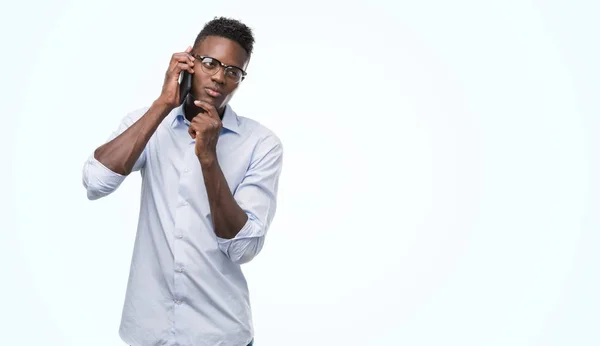 Jonge Afro Amerikaanse Man Met Smartphone Ernstige Gezicht Denken Vraag — Stockfoto