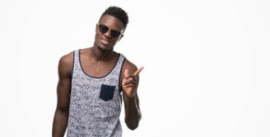 Genç Afro-Amerikan adam el ve parmak ile tarafına işaret çok mutlu