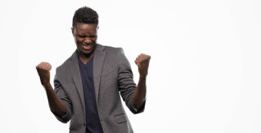 Duygu tezahürat gurur çığlık ve zafer ve başarı çok heyecanlı, kutlama bir ceket giyen genç Afro-Amerikan adam