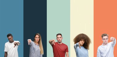 Bir grup insan üzerinde vintage görünümlü arka plan renk mutsuz ve kızgın ret gösterilen ve başparmak aşağı hareketi ile negatif. Kötü ifade.