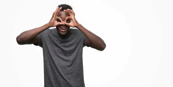 Unga Afroamerikanska Man Klädd Grå Shirt Gör Gest Som Kikare — Stockfoto