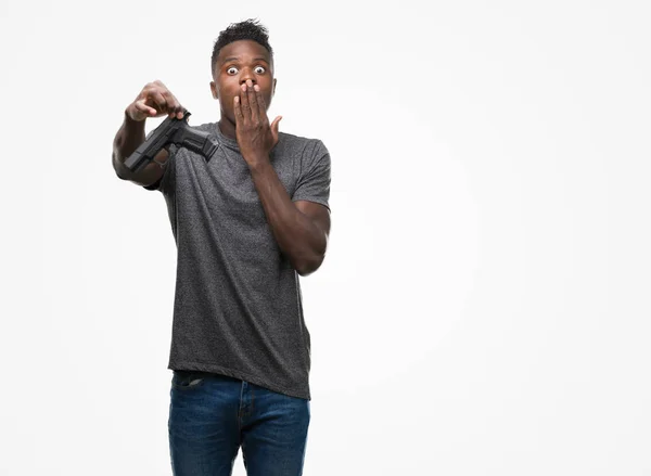 Jovem Afro Americano Segurando Uma Boca Arma Com Mão Chocada — Fotografia de Stock