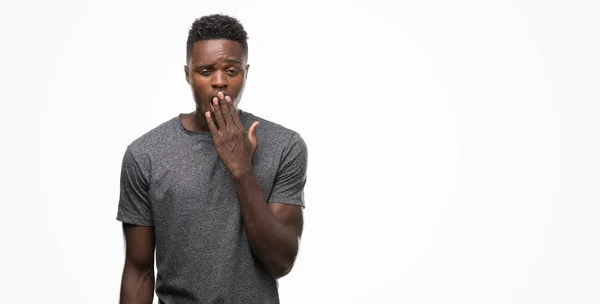 Joven Hombre Afroamericano Vistiendo Camiseta Gris Aburrido Bostezo Cansado Cubriendo —  Fotos de Stock