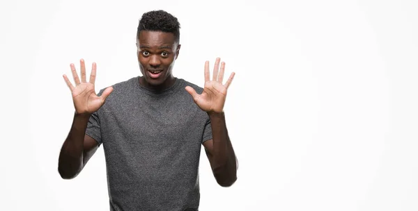 Joven Hombre Afroamericano Vistiendo Camiseta Gris Mostrando Señalando Con Los — Foto de Stock