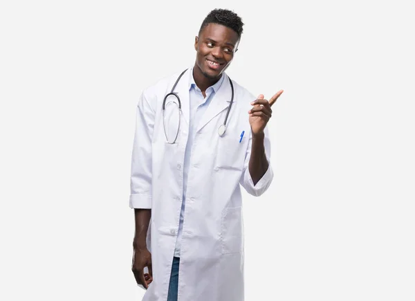 Młody Człowiek African American Sobie Lekarz Płaszcz Bardzo Szczęśliwy Wskazując — Zdjęcie stockowe
