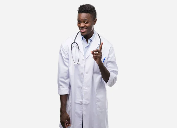 若いアフリカ系アメリカ人驚くアイデアを身に着けている医者コートの男も幸せそうな顔 ナンバーワンと人差し指の質問 — ストック写真