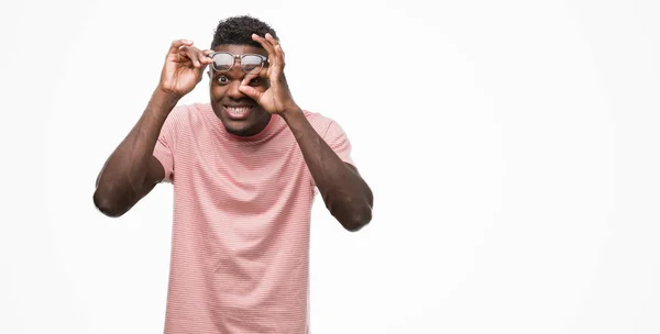 Junger Afrikanisch Amerikanischer Mann Rosa Shirt Macht Geste Mit Lächelnden — Stockfoto