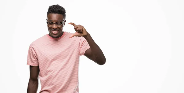 Młody Człowiek African American Noszenia Różowy Shirt Uśmiech Pewność Gestem — Zdjęcie stockowe