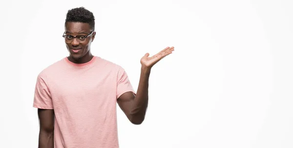 Unga Afroamerikanska Man Klädd Rosa Shirt Leende Glada Presentera Och — Stockfoto