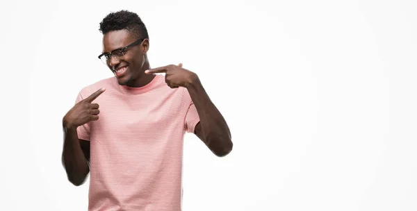 若いアフリカ系アメリカ人の自信を示す 指歯と口を指して笑顔ピンクの シャツを着てします 健康の概念 — ストック写真