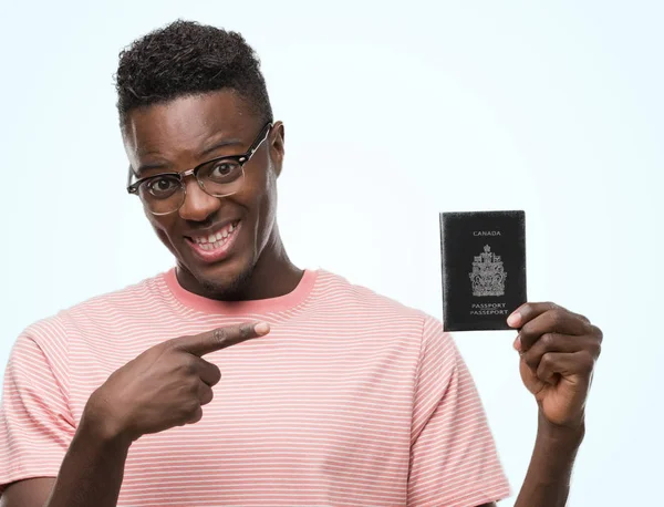 Joven Afroamericano Portador Pasaporte Canadiense Muy Feliz Señalando Con Mano —  Fotos de Stock