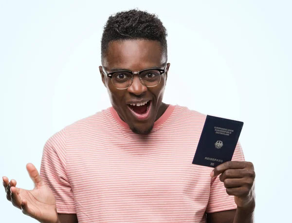 Unga Afroamerikanska Mannen Innehar Tyska Passet Mycket Glad Och Upphetsad — Stockfoto