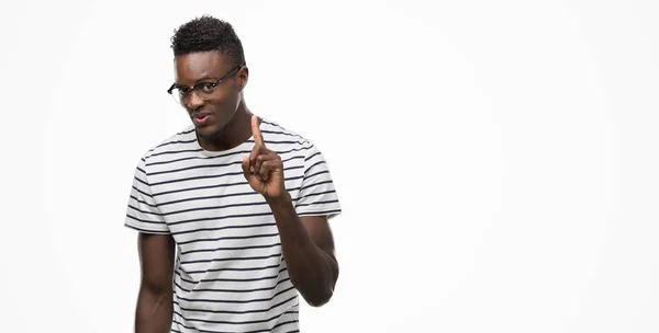 Junger Afrikanisch Amerikanischer Mann Mit Brille Und Marineblauem Shirt Zeigt — Stockfoto