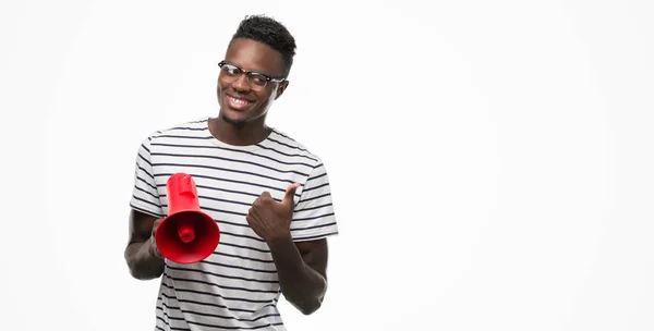 笑顔の サイン 優秀な兆候を親指をやって幸せなメガホンを持って若いアフリカ系アメリカ人 — ストック写真