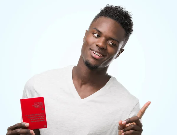 Jonge Afro Amerikaanse Man Met Paspoort Van Zwitserland Erg Blij — Stockfoto