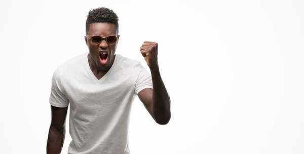 Joven Hombre Afroamericano Con Gafas Sol Molesto Frustrado Gritando Con — Foto de Stock