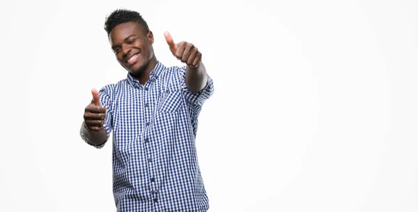 Молодий Афроамериканець Людиною Носіння Блакитній Сорочці Затвердження Робить Позитивний Жест — стокове фото