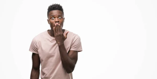 Junger Afrikanisch Amerikanischer Mann Bedeckt Mund Mit Hand Schockiert Vor — Stockfoto
