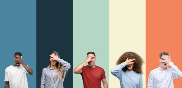 Gruppe Von Menschen Über Vintage Farben Hintergrund Guckt Schock Bedeckt — Stockfoto