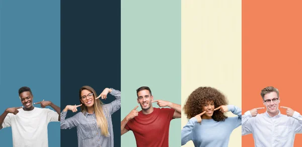 Grupo Personas Sobre Los Colores Vintage Fondo Sonriendo Confiado Mostrando —  Fotos de Stock