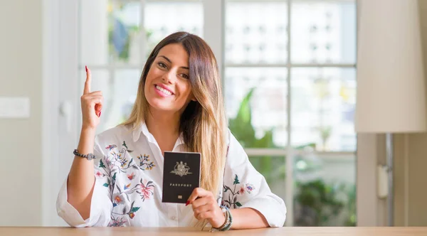Mujer Joven Casa Sosteniendo Pasaporte Australia Sorprendida Con Una Idea — Foto de Stock