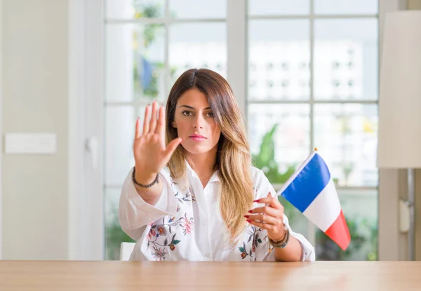 Mladá Žena Doma Drží Vlajku Francie Otevřenou Rukou Dělá Stopku — Stock fotografie