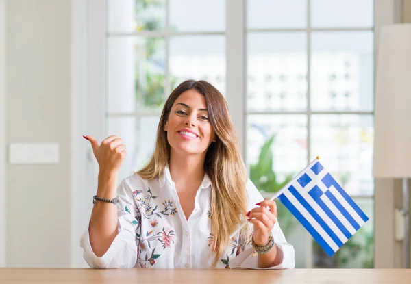 Junge Frau Hause Mit Griechischer Fahne Die Mit Der Hand — Stockfoto