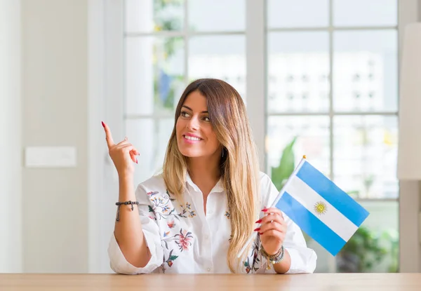 Jeune Femme Maison Tenant Drapeau Argentine Très Heureux Pointant Avec — Photo