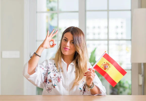 Νεαρή Γυναίκα Στο Σπίτι Κρατώντας Την Σημαία Της Ισπανίας Κάνει — Φωτογραφία Αρχείου