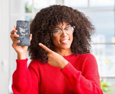 Kırık smartphone çok mutlu el ve parmak ile işaret tutan Afrikalı-Amerikalı kadın