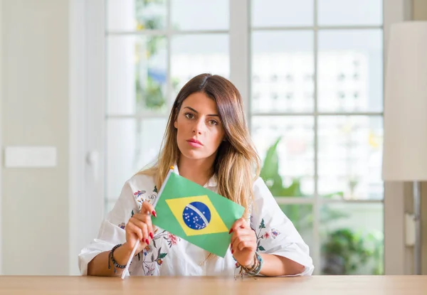 Ung Kvinna Hemma Hålla Flagga Brasilien Med Självsäker Uttryck Smarta — Stockfoto
