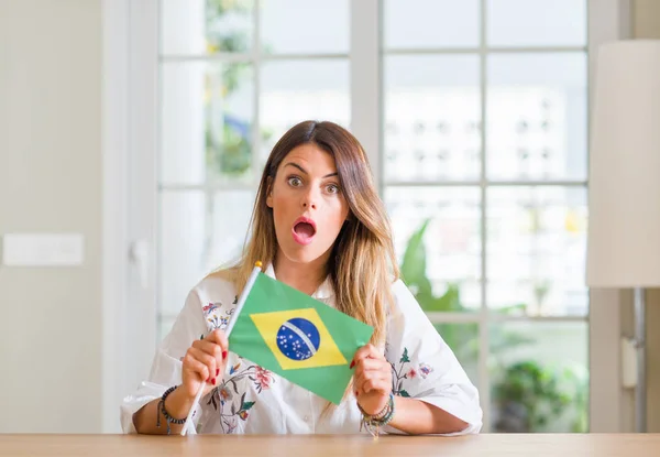 Genç Kadın Evde Brezilya Bayrağı Bir Sürpriz Yüz Korkuyor Heyecanlı — Stok fotoğraf