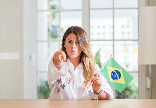 Ung Kvinna Hemma Hålla Flagga Brasilien Pekar Med Fingret Till — Stockfoto
